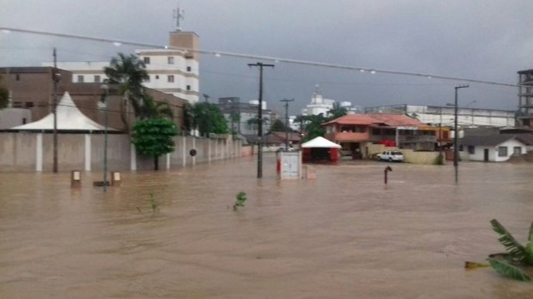 A chuva forte da tarde desta terça-feira (16) e e na manhã desta quarta (17) deixou ruas alagadas em ao menos 17 cidades catarinenses; nesta manhã, muitas ruas em Joinville e em Florianópolis continuavam alagadas - os principais danos são no Vale do Itajaí e no Norte Catarinense (Foto: Charles Nisz) A chuva forte da tarde desta terça-feira (16) e e na manhã desta quarta (17) deixou ruas alagadas em ao menos 17 cidades catarinenses; nesta manhã, muitas ruas em Joinville e em Florianópolis continuavam alagadas - os principais danos são no Vale do Itajaí e no Norte Catarinense
