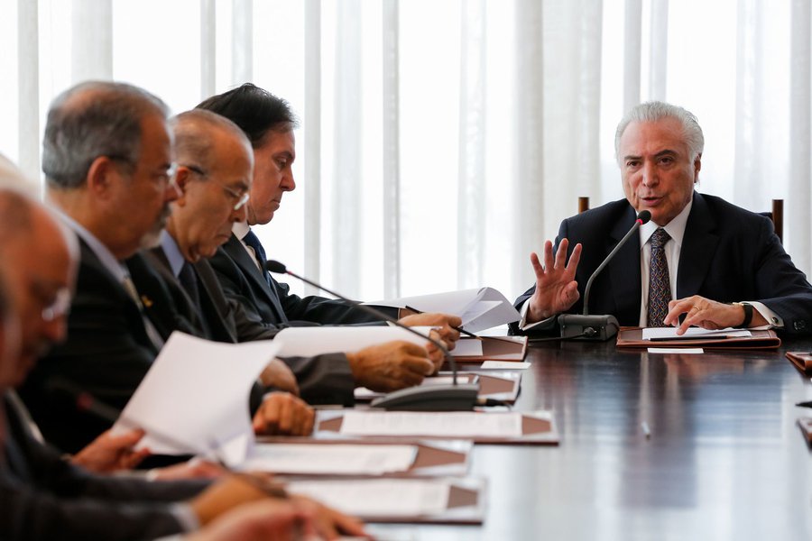 Michel Temer vai entrar com um pedido na Justiça do Rio de Janeiro para que o comandante do Exército Brasileiro, general Eduardo Villas Bôas, possa ter um "mandado coletivo de busca, apreensão e captura"; decisão foi tomada em reunião, nesta segunda-feira (19), no Palácio do Alvorada, dos conselhos de Defesa Nacional e da República, que aprovaram a intervenção na segurança do Estado; "Em lugar de uma casa, pode ser uma comunidade, um bairro ou uma rua", disse o ministro da Defesa, Raul Jungmann (Foto: Aquiles Lins) Michel Temer vai entrar com um pedido na Justiça do Rio de Janeiro para que o comandante do Exército Brasileiro, general Eduardo Villas Bôas, possa ter um "mandado coletivo de busca, apreensão e captura"; decisão foi tomada em reunião, nesta segunda-feira (19), no Palácio do Alvorada, dos conselhos de Defesa Nacional e da República, que aprovaram a intervenção na segurança do Estado; "Em lugar de uma casa, pode ser uma comunidade, um bairro ou uma rua", disse o ministro da Defesa, Raul Jungmann