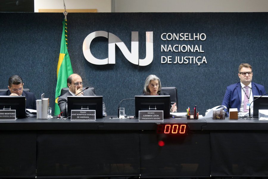 Conselho Nacional de Justiça (CNJ), responsável por regulamentar o recebimento dos penduricalhos que elevam os pagamentos aos magistrados, tem pelo menos 14 dos 17 membros que receberam em 2017 rendimento líquido acima do teto constitucional, de R$ 33,7 mil; conselheiro mais bem remunerado no período analisado pela reportagem foi o ministro do Tribunal Superior do Trabalho (TST) Aloysio Corrêa da Veiga, que recebeu R$ 110 mil em dezembro. Veiga também recebeu acima do teto em novembro (R$ 57 mil) e junho (R$ 55 mil) (Foto: Aquiles Lins) Conselho Nacional de Justiça (CNJ), responsável por regulamentar o recebimento dos penduricalhos que elevam os pagamentos aos magistrados, tem pelo menos 14 dos 17 membros que receberam em 2017 rendimento líquido acima do teto constitucional, de R$ 33,7 mil; conselheiro mais bem remunerado no período analisado pela reportagem foi o ministro do Tribunal Superior do Trabalho (TST) Aloysio Corrêa da Veiga, que recebeu R$ 110 mil em dezembro. Veiga também recebeu acima do teto em novembro (R$ 57 mil) e junho (R$ 55 mil)