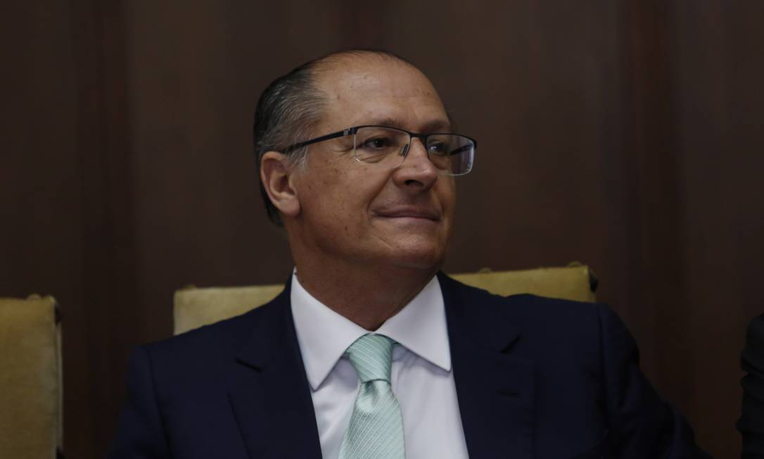 O governador Geraldo Alckmin (PSDB) não liberou metade do orçamento destinado a emendas dos deputados estaduais nos últimos três anos e meio; do total previsto pela Assembleia Legislativa de R$ 752 milhões para em programas e investimentos indicados por deputados nos municípios onde eles mantêm seus redutos eleitorais, o governador tucano liberou apenas R$ 383,6 milhões entre janeiro de 2014 a junho deste ano; representantes do PSDB são os que mais emendas conseguiram desbloquear no período pesquisado (Foto: Aquiles Lins) O governador Geraldo Alckmin (PSDB) não liberou metade do orçamento destinado a emendas dos deputados estaduais nos últimos três anos e meio; do total previsto pela Assembleia Legislativa de R$ 752 milhões para em programas e investimentos indicados por deputados nos municípios onde eles mantêm seus redutos eleitorais, o governador tucano liberou apenas R$ 383,6 milhões entre janeiro de 2014 a junho deste ano; representantes do PSDB são os que mais emendas conseguiram desbloquear no período pesquisado