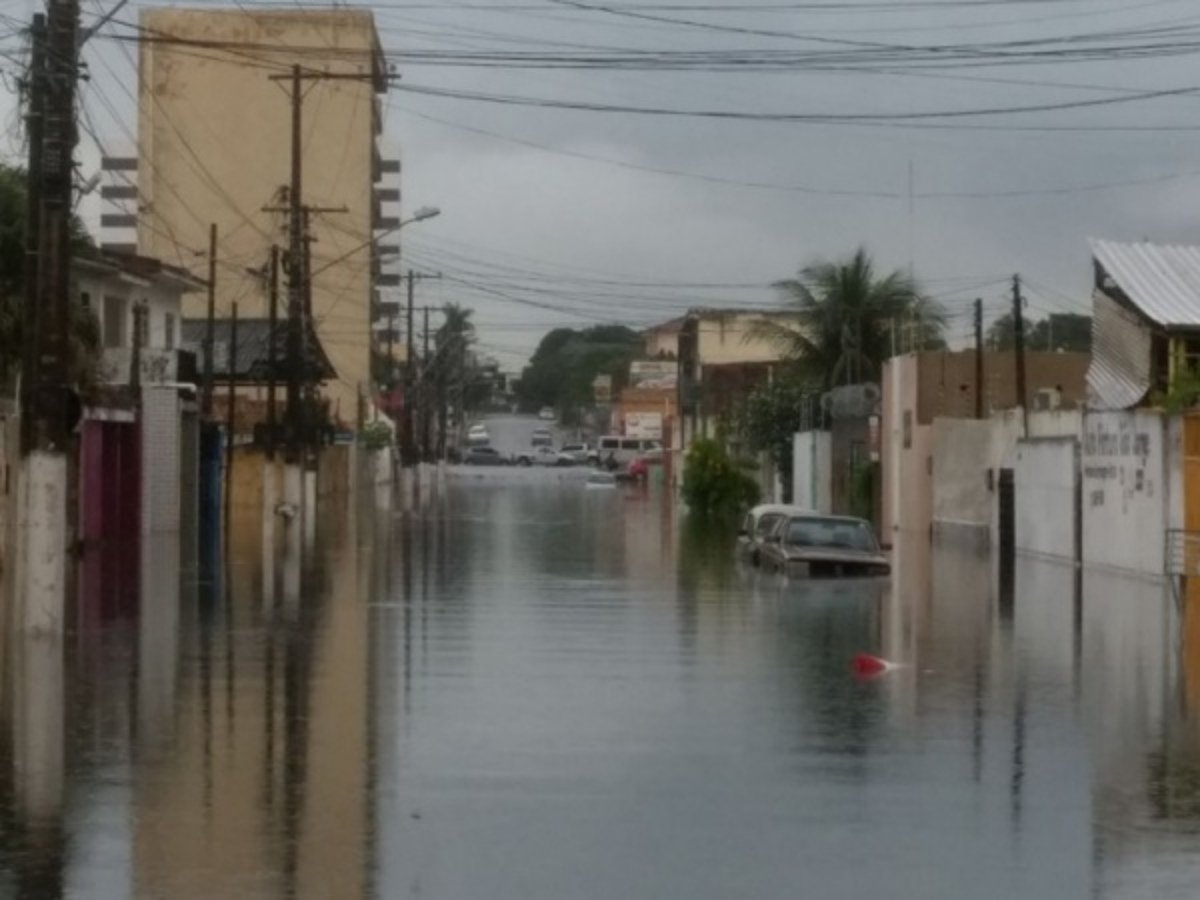 O temporal que caiu no litoral de Alagoas entre a madrugada e o início da manhã desta quinta-feira (15) provocou diversos pontos de alagamento e deixou o trânsito lento em Maceió; os bairros da parte baixa foram os mais afetados, mas também houve registro de problemas na parte alta da cidade (Foto: Charles Nisz) O temporal que caiu no litoral de Alagoas entre a madrugada e o início da manhã desta quinta-feira (15) provocou diversos pontos de alagamento e deixou o trânsito lento em Maceió; os bairros da parte baixa foram os mais afetados, mas também houve registro de problemas na parte alta da cidade