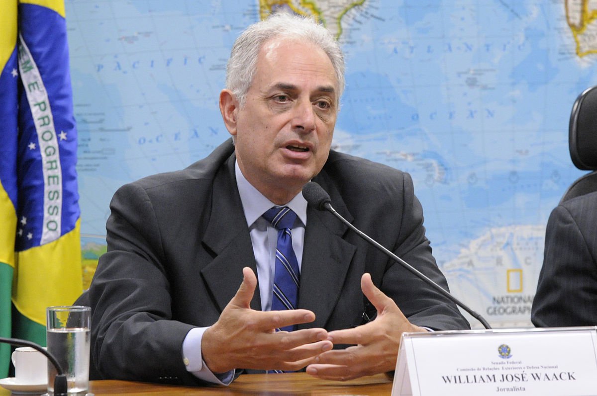 "O artigo de William Waack publicado hoje pela Folha de S. Paulo não foi, propriamente, uma defesa. Foi um ataque. Demitido da Globo, rejeitado pelo SBT, ele transfere a responsabilidade pelo seu infortúnio à militância na internet", escreve o jornalista Joaquim de Carvalho, no Diario do Centro do Mundo; "William já progrediu ao admitir que fez a piada racista, mas está longe de um gesto da auto-crítica", diz; "William perdeu contato com a realidade do povo brasileiro e, para um jornalista, isso é mortal" (Foto: Leonardo Lucena) "O artigo de William Waack publicado hoje pela Folha de S. Paulo não foi, propriamente, uma defesa. Foi um ataque. Demitido da Globo, rejeitado pelo SBT, ele transfere a responsabilidade pelo seu infortúnio à militância na internet", escreve o jornalista Joaquim de Carvalho, no Diario do Centro do Mundo; "William já progrediu ao admitir que fez a piada racista, mas está longe de um gesto da auto-crítica", diz; "William perdeu contato com a realidade do povo brasileiro e, para um jornalista, isso é mortal"