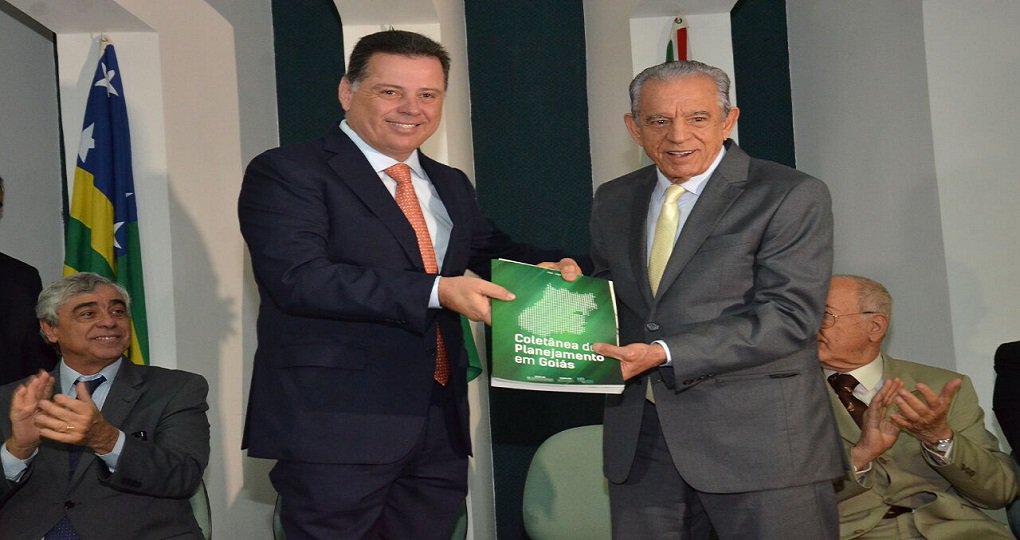 O governador reuniu no Palácio Pedro Ludovico Teixeira, na tarde desta quarta-feira, para lançamento de uma coletânea com do planejamento do Governo de Goiás desde a década de 1960; chamou atenção o discurso de Iris, grande rival de Marconi em três eleições; peemedebista elogiou o tucano e disse que Marconi deixa uma marca em várias áreas após os 16 anos de governo; “O governador Marconi se destaca na sua gestão. São 16 anos e deixou sua marca em todos os sentidos”, afirmou o atual prefeito de Goiânia (Foto: José Barbacena) O governador reuniu no Palácio Pedro Ludovico Teixeira, na tarde desta quarta-feira, para lançamento de uma coletânea com do planejamento do Governo de Goiás desde a década de 1960; chamou atenção o discurso de Iris, grande rival de Marconi em três eleições; peemedebista elogiou o tucano e disse que Marconi deixa uma marca em várias áreas após os 16 anos de governo; “O governador Marconi se destaca na sua gestão. São 16 anos e deixou sua marca em todos os sentidos”, afirmou o atual prefeito de Goiânia