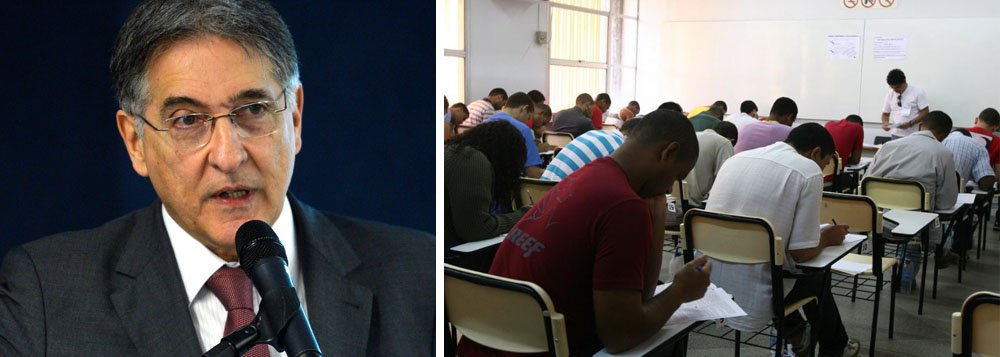 O governador de Minas Gerais, Fernando Pimentel, sancionou uma lei que prevê a criação de cotas para negros, indígenas e pessoas de baixa renda cursarem administração pública na escola de governo da Fundação João Pinheiro; de acordo com o projeto, de autoria do próprio chefe do executivo, 20% das vagas do concurso ficarão para as pessoas negras, 3% para os indígenas e 17% para pessoas de baixa renda, que tiverem estudado em escolas públicas (Foto: Leonardo Lucena) O governador de Minas Gerais, Fernando Pimentel, sancionou uma lei que prevê a criação de cotas para negros, indígenas e pessoas de baixa renda cursarem administração pública na escola de governo da Fundação João Pinheiro; de acordo com o projeto, de autoria do próprio chefe do executivo, 20% das vagas do concurso ficarão para as pessoas negras, 3% para os indígenas e 17% para pessoas de baixa renda, que tiverem estudado em escolas públicas