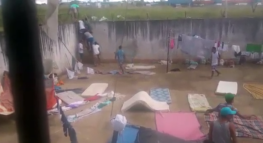 A Justiça Federal em Goiás emitiu mandado de intimação neste sábado determinando a limitação da quantidade de presos e a realização de obras de adequação na Colônia Agroindustrial do Regime Semiaberto do Complexo Prisional de Aparecida de Goiânia; o presídio já teve duas rebeliões nesta semana; o primeiro motim terminou com nove mortos e 14 feridos; além desses, 99 detentos fugiram e 153 tiveram de ser transferidos para outras unidades (Foto: Romulo Faro) A Justiça Federal em Goiás emitiu mandado de intimação neste sábado determinando a limitação da quantidade de presos e a realização de obras de adequação na Colônia Agroindustrial do Regime Semiaberto do Complexo Prisional de Aparecida de Goiânia; o presídio já teve duas rebeliões nesta semana; o primeiro motim terminou com nove mortos e 14 feridos; além desses, 99 detentos fugiram e 153 tiveram de ser transferidos para outras unidades