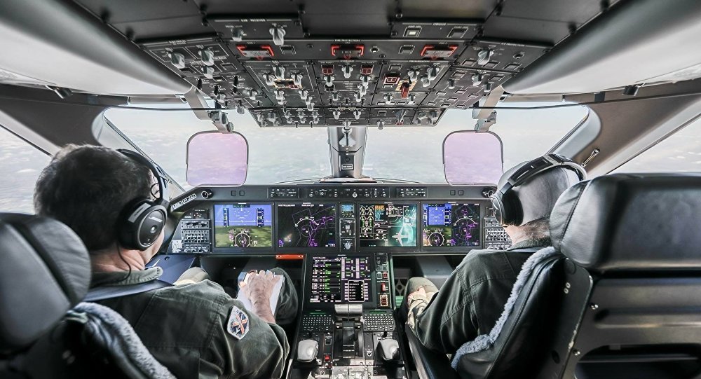 Duas gigantes estão em negociação. Terceira maior fabricante de aviões do mundo, a brasileira Embraer está acordando sua venda para a líder do setor: a estadunidense Boeing; tratativas, entretanto, são delicadas porque a Embraer participa de projetos sensíveis do Ministério da Defesa do Brasil; Sputnik Brasil explica quais são os projetos estratégicos em que a companhia de São José dos Campos participa, como estão as negociações e o seu significado militar e geopolítico (Foto: Aquiles Lins) Duas gigantes estão em negociação. Terceira maior fabricante de aviões do mundo, a brasileira Embraer está acordando sua venda para a líder do setor: a estadunidense Boeing; tratativas, entretanto, são delicadas porque a Embraer participa de projetos sensíveis do Ministério da Defesa do Brasil; Sputnik Brasil explica quais são os projetos estratégicos em que a companhia de São José dos Campos participa, como estão as negociações e o seu significado militar e geopolítico