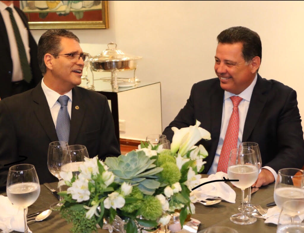 Em encontro realizado na noite de segunda-feira, o governador Marconi Perillo recebeu o deputado estadual Francisco Jr. (PSD) e convidados no Palácio das Esmeraldas com o foco em discutir ações e projetos para ampliar a atuação no interior de Goiás; com a presença de prefeitos(as), vereadores(as), secretários(as), líderes de partido e amigos, Francisco Jr. ressaltou a importância da presença de todos os convidados, e o empenho do governador em proporcionar encontros como esses para ampliar o diálogo entre os partidos da base (Foto: José Barbacena) Em encontro realizado na noite de segunda-feira, o governador Marconi Perillo recebeu o deputado estadual Francisco Jr. (PSD) e convidados no Palácio das Esmeraldas com o foco em discutir ações e projetos para ampliar a atuação no interior de Goiás; com a presença de prefeitos(as), vereadores(as), secretários(as), líderes de partido e amigos, Francisco Jr. ressaltou a importância da presença de todos os convidados, e o empenho do governador em proporcionar encontros como esses para ampliar o diálogo entre os partidos da base