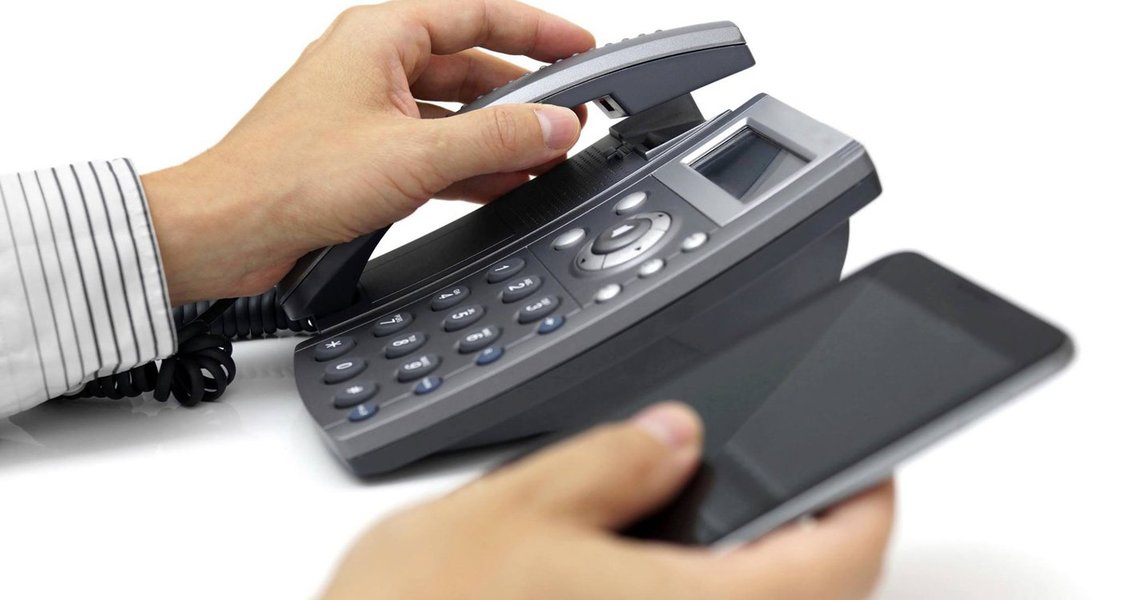A partir do dia 25 de fevereiro, as ligações locais e interurbanas de telefones fixos para móveis ficarão mais baratas. Segundo a Agência Nacional de Telecomunicações (Anatel), a redução das chamadas locais vai variar entre 10,58% a 12,75% e das tarifas interurbanas, entre 3,98% a 7,41%; a queda vai ocorrer devido à redução das tarifas de interconexão, pagas pelas empresas que utilizam a rede de outro grupo; o cálculo das tarifas é feito pela Anatel; de acordo com a agência, elas foram usadas inicialmente para subsidiar a instalação de redes das operadoras móveis (Foto: Romulo Faro) A partir do dia 25 de fevereiro, as ligações locais e interurbanas de telefones fixos para móveis ficarão mais baratas. Segundo a Agência Nacional de Telecomunicações (Anatel), a redução das chamadas locais vai variar entre 10,58% a 12,75% e das tarifas interurbanas, entre 3,98% a 7,41%; a queda vai ocorrer devido à redução das tarifas de interconexão, pagas pelas empresas que utilizam a rede de outro grupo; o cálculo das tarifas é feito pela Anatel; de acordo com a agência, elas foram usadas inicialmente para subsidiar a instalação de redes das operadoras móveis
