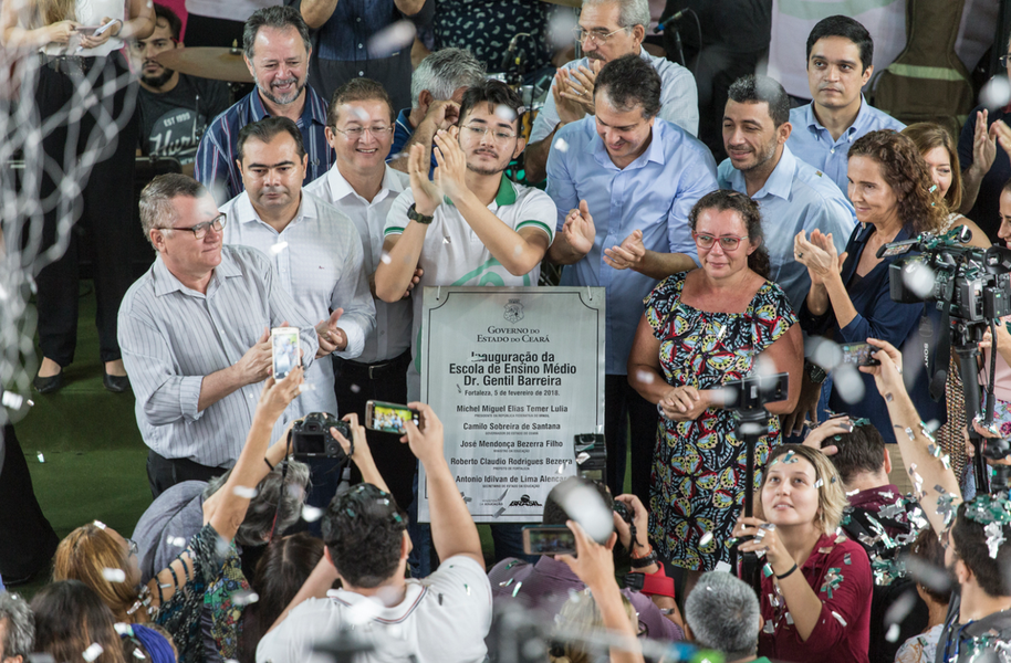 Durante a abertura do ano letivo estadual, nesta segunda-feira (5), o Governo do Ceará inaugurou o novo prédio da Escola de Ensino Médio Doutor Gentil Barreira, no bairro Conjunto Ceará, em Fortaleza. É a primeira escola vertical de Fortaleza – com dois andares, além de térreo. O novo prédio apresenta 12 salas de aula, auditório, laboratórios de Informática, Física, Química, Biologia e de Matemática, biblioteca e ginásio poliesportivo (Foto: Rodrigo Rocha) Durante a abertura do ano letivo estadual, nesta segunda-feira (5), o Governo do Ceará inaugurou o novo prédio da Escola de Ensino Médio Doutor Gentil Barreira, no bairro Conjunto Ceará, em Fortaleza. É a primeira escola vertical de Fortaleza – com dois andares, além de térreo. O novo prédio apresenta 12 salas de aula, auditório, laboratórios de Informática, Física, Química, Biologia e de Matemática, biblioteca e ginásio poliesportivo