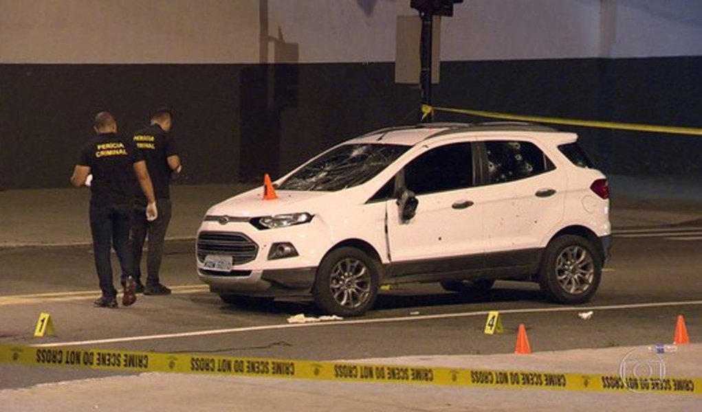 Um homem morreu e três pessoas ficaram feridas (duas são soldados do Exército), após tentativa de furar um bloqueio do Exército na Vila Militar de Deodoro, na zona oeste do Rio; o incidente aconteceu quando suspeitos tentavam fugir de uma perseguição policial; de acordo com nota divulgada pela Seção de Comunicação Social do Comando Militar do Leste, um veículo da marca Ford, modelo Eco Sport, de cor branca, fugindo de perseguição policial, invadiu em alta velocidade a Vila Militar (Foto: Leonardo Lucena) Um homem morreu e três pessoas ficaram feridas (duas são soldados do Exército), após tentativa de furar um bloqueio do Exército na Vila Militar de Deodoro, na zona oeste do Rio; o incidente aconteceu quando suspeitos tentavam fugir de uma perseguição policial; de acordo com nota divulgada pela Seção de Comunicação Social do Comando Militar do Leste, um veículo da marca Ford, modelo Eco Sport, de cor branca, fugindo de perseguição policial, invadiu em alta velocidade a Vila Militar