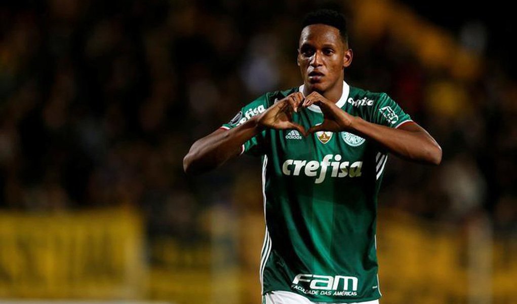 O Barcelona anunciou um acordo para contratar o zagueiro colombiano Yerry Mina, pelo qual pagará ao Palmeiras 11,8 milhões de euros; o contrato pelos próximos cinco anos com o colombiano, até junho de 2023, possui multa rescisória de 100 milhões de euros, informou o Barcelona em comunicado; a equipe catalã lidera atualmente com uma ampla vantagem a Liga Espanhola (Foto: Leonardo Lucena) O Barcelona anunciou um acordo para contratar o zagueiro colombiano Yerry Mina, pelo qual pagará ao Palmeiras 11,8 milhões de euros; o contrato pelos próximos cinco anos com o colombiano, até junho de 2023, possui multa rescisória de 100 milhões de euros, informou o Barcelona em comunicado; a equipe catalã lidera atualmente com uma ampla vantagem a Liga Espanhola
