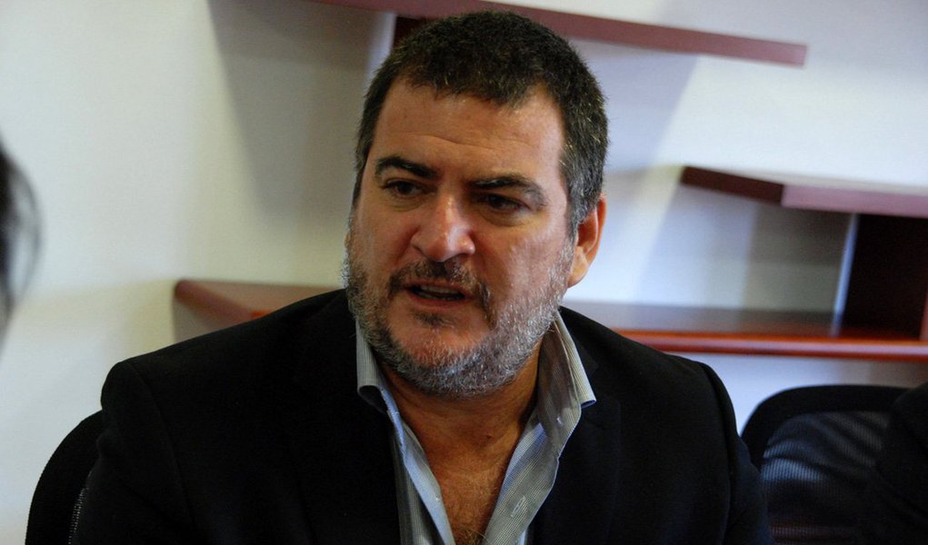 O secretário executivo do Conselho Latino-Americano de Ciências Sociais (CLACSO) Pablo Gentilli avalia que a condenação do ex-presidente Lula em segunda instância revela a "enorme fragilidade democrática e insegurança jurídica" existentes no Brasil; "O que está em jogo no Brasil e em toda a região é uma ofensiva por parte do poder judiciário", declarou; "Estamos em uma fase de fragilidade democrática pela qual está passando o Brasil e que está vivendo toda a América Latina", completou Gentilli (Foto: Paulo Emílio) O secretário executivo do Conselho Latino-Americano de Ciências Sociais (CLACSO) Pablo Gentilli avalia que a condenação do ex-presidente Lula em segunda instância revela a "enorme fragilidade democrática e insegurança jurídica" existentes no Brasil; "O que está em jogo no Brasil e em toda a região é uma ofensiva por parte do poder judiciário", declarou; "Estamos em uma fase de fragilidade democrática pela qual está passando o Brasil e que está vivendo toda a América Latina", completou Gentilli