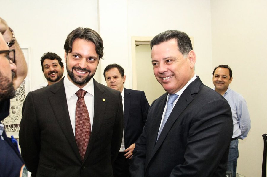 O governador Marconi Perillo e o ministro das Cidades, Alexandre Baldy, assinam nesta sexta-feira, no Palácio Pedro Ludovico Teixeira, os contratos de investimentos de R$ 380 milhões para obras de saneamento em Anápolis, Goiânia e Aparecida de Goiânia; os recursos são do programa “Saneamento Para Todos” e fruto de intensa luta do governador junto ao Governo Federal; a operação de crédito, que é feita pela Caixa Econômica Federal, prevê o aporte de cerca de R$ 115 milhões para Anápolis, sendo R$ 11,4 milhões deles em contrapartida da Prefeitura; e R$ 264 milhões para Aparecida - R$ 26 milhões em contrapartida (Foto: José Barbacena) O governador Marconi Perillo e o ministro das Cidades, Alexandre Baldy, assinam nesta sexta-feira, no Palácio Pedro Ludovico Teixeira, os contratos de investimentos de R$ 380 milhões para obras de saneamento em Anápolis, Goiânia e Aparecida de Goiânia; os recursos são do programa “Saneamento Para Todos” e fruto de intensa luta do governador junto ao Governo Federal; a operação de crédito, que é feita pela Caixa Econômica Federal, prevê o aporte de cerca de R$ 115 milhões para Anápolis, sendo R$ 11,4 milhões deles em contrapartida da Prefeitura; e R$ 264 milhões para Aparecida - R$ 26 milhões em contrapartida
