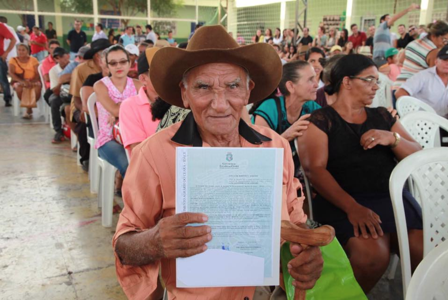 Em janeiro deste ano, o Governo do Ceará ira realizar a entrega de 2.024 títulos de regulação fundiária. Nesta quarta (11), serão beneficiados 229 agricultores familiares do município de Quiterianópolis. Cruz, Crateús, Tamboril e Aiuaba são cidades que devem ser beneficiados com a entrega de títulos de terra até o fim deste mês (Foto: Rodrigo Rocha) Em janeiro deste ano, o Governo do Ceará ira realizar a entrega de 2.024 títulos de regulação fundiária. Nesta quarta (11), serão beneficiados 229 agricultores familiares do município de Quiterianópolis. Cruz, Crateús, Tamboril e Aiuaba são cidades que devem ser beneficiados com a entrega de títulos de terra até o fim deste mês