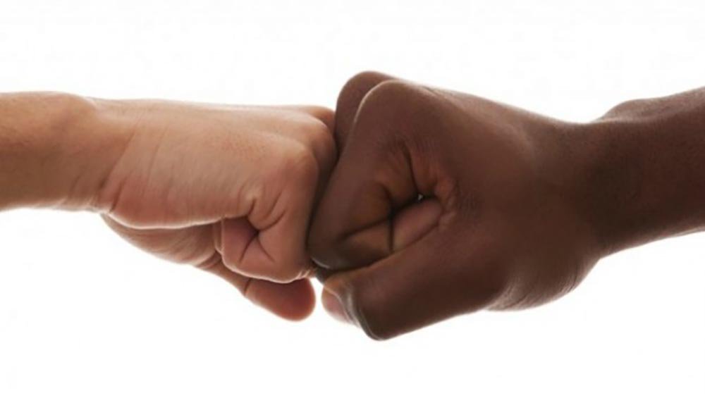 Pesquisa realizada pelo Instituto Locomotiva aponta que o racismo continua grassando pelo país; segundo levantamento feito pela instituição, 66% dos negros já ouviram ofensas racistas como a frase "preto quando não caga na entrada, caga na saída"; Além disso, dos negros ouvidos pelo instituto, 72% afirmaram já ter ouvido coisas como "o seu cabelo parece bombril"; ainda segundo a pesquisa, 89% afirmaram que já ouviram alguma ofensas do gênero ao menos uma vez (Foto: Paulo Emílio) Pesquisa realizada pelo Instituto Locomotiva aponta que o racismo continua grassando pelo país; segundo levantamento feito pela instituição, 66% dos negros já ouviram ofensas racistas como a frase "preto quando não caga na entrada, caga na saída"; Além disso, dos negros ouvidos pelo instituto, 72% afirmaram já ter ouvido coisas como "o seu cabelo parece bombril"; ainda segundo a pesquisa, 89% afirmaram que já ouviram alguma ofensas do gênero ao menos uma vez