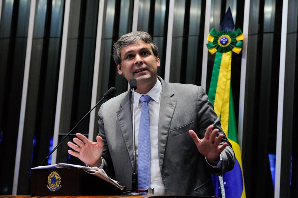 Em dia de protesto no Congresso Nacional contra a reforma da previdência, rejeitada pela maioria da população, o senador Lindbergh Farias (PT-RJ) afirmou em sua conta no Twitter que Michel Temer e a "turma golpista do PSDB e DEM não têm moral" para defender uma proposta "que acaba com o direito do povo brasileiro de se aposentar pelo sistema público!"; "Um governo com 3% de aprovação não pode impor uma reforma da previdência que vai destruir a vida de 97% da população!" (Foto: Leonardo Lucena) Em dia de protesto no Congresso Nacional contra a reforma da previdência, rejeitada pela maioria da população, o senador Lindbergh Farias (PT-RJ) afirmou em sua conta no Twitter que Michel Temer e a "turma golpista do PSDB e DEM não têm moral" para defender uma proposta "que acaba com o direito do povo brasileiro de se aposentar pelo sistema público!"; "Um governo com 3% de aprovação não pode impor uma reforma da previdência que vai destruir a vida de 97% da população!"
