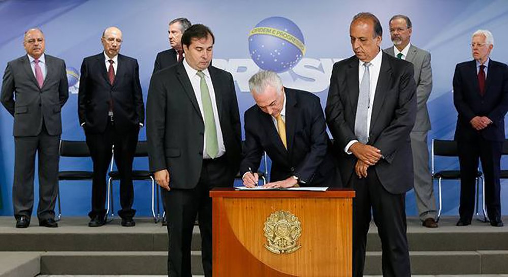 Reportagem do site The Intercept diz que a intervenção na Segurança Pública do Rio visa combater o que a imprensa vem chamando de "guerra" e "onda de violência" no Rio; "'Onda de violência' esta que é pior hoje em Sergipe, Rio Grande do Norte, Alagoas, Pará, Amapá, Pernambuco, Bahia, Goiás e Ceará, de acordo com os dados do 11º Anuário do Fórum Brasileiro de Segurança Pública, que utilizou dados de 2016, os últimos disponíveis. Mas você não age onde não rende notícia", diz o texto (Foto: Aquiles Lins) Reportagem do site The Intercept diz que a intervenção na Segurança Pública do Rio visa combater o que a imprensa vem chamando de "guerra" e "onda de violência" no Rio; "'Onda de violência' esta que é pior hoje em Sergipe, Rio Grande do Norte, Alagoas, Pará, Amapá, Pernambuco, Bahia, Goiás e Ceará, de acordo com os dados do 11º Anuário do Fórum Brasileiro de Segurança Pública, que utilizou dados de 2016, os últimos disponíveis. Mas você não age onde não rende notícia", diz o texto