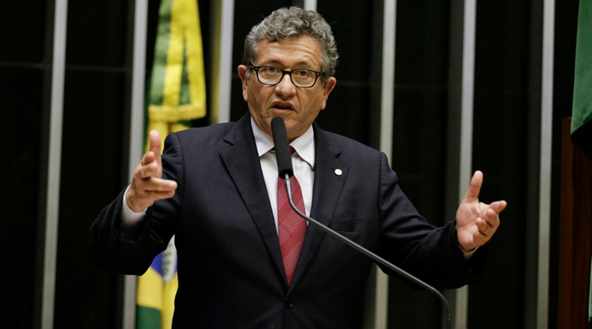 Para o deputado Caetano (PT-BA), a Reforma da Previdência "dançou" em função das manifestações populares contra as mudanças nas regras previdenciárias; de acordo com Caetano, "o vampirão não vai sugar o sangue dos brasileiros". Para o parlamentar, a reforma da Previdência "dançou" ao som do samba-enredo da escola de samba Paraíso do Tuiuti, do Rio de Janeiro: "a escola se manifestou com o povão". "Por isso, Temer foi obrigado a recuar", concluiu o deputado (Foto: Charles Nisz) Para o deputado Caetano (PT-BA), a Reforma da Previdência "dançou" em função das manifestações populares contra as mudanças nas regras previdenciárias; de acordo com Caetano, "o vampirão não vai sugar o sangue dos brasileiros". Para o parlamentar, a reforma da Previdência "dançou" ao som do samba-enredo da escola de samba Paraíso do Tuiuti, do Rio de Janeiro: "a escola se manifestou com o povão". "Por isso, Temer foi obrigado a recuar", concluiu o deputado