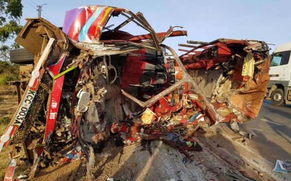 Ônibus que ia rumo a Nairóbi, a capital do país, colidiu com um caminhão na localidade de Migaa e deixou pelo menos 36 mortos e 18 feridos. Trinta pessoas morreram no local, enquanto outros passageiros faleceram no hospital; segundo as autoridades quenianas, o ônibus ia com excesso de velocidade, invadiu a pista contrária e colidiu com o caminhão (Foto: Paulo Emílio) Ônibus que ia rumo a Nairóbi, a capital do país, colidiu com um caminhão na localidade de Migaa e deixou pelo menos 36 mortos e 18 feridos. Trinta pessoas morreram no local, enquanto outros passageiros faleceram no hospital; segundo as autoridades quenianas, o ônibus ia com excesso de velocidade, invadiu a pista contrária e colidiu com o caminhão