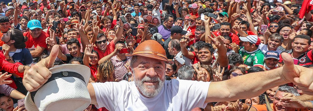 Militante político e poeta Pedro Tierra divulgou um poema em homenagem ao próximo dia 24 de janeiro, quando o TRF-4 irá julgar o recurso do ex-presidente Lula contra sua condenação pelo juiz Sérgio Moro; "Onde eles dizem paz, Eu digo justiça / Onde exibem convicções, Exijo prova. / Onde impõem silêncio, Entoo canções. / Quando lustra algemas, Invento caravanas", diz um trecho (Foto: Aquiles Lins) Militante político e poeta Pedro Tierra divulgou um poema em homenagem ao próximo dia 24 de janeiro, quando o TRF-4 irá julgar o recurso do ex-presidente Lula contra sua condenação pelo juiz Sérgio Moro; "Onde eles dizem paz, Eu digo justiça / Onde exibem convicções, Exijo prova. / Onde impõem silêncio, Entoo canções. / Quando lustra algemas, Invento caravanas", diz um trecho