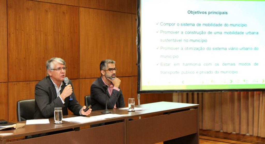 A Prefeitura de Belo Horizonte informou que as empresas de transporte por aplicativo, como Uber e Cabify, terão que destinar 1% do valor de cada corrida realizada ao executivo; “Nós vamos fazer a menor taxa possível, porque não queremos que essa taxa seja motivo para onerar a tarifa. De todas as capitais, é a menor taxa”, disse o presidente da BHTrans, Célio Freitas, em coletiva de imprensa (Foto: Leonardo Lucena) A Prefeitura de Belo Horizonte informou que as empresas de transporte por aplicativo, como Uber e Cabify, terão que destinar 1% do valor de cada corrida realizada ao executivo; “Nós vamos fazer a menor taxa possível, porque não queremos que essa taxa seja motivo para onerar a tarifa. De todas as capitais, é a menor taxa”, disse o presidente da BHTrans, Célio Freitas, em coletiva de imprensa