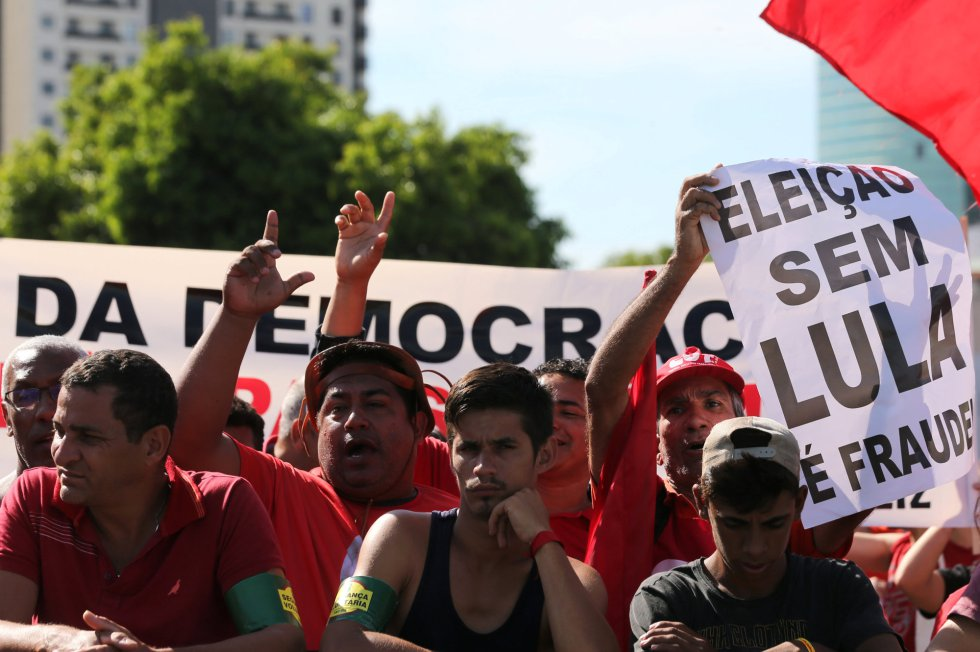 No dia do julgamento em Porto Alegre, e no dia seguinte principalmente em São Paulo, e também outras capitais, mais de 100 mil pessoas em pleno verão saíram em defesa de Lula. Os "coxinhas" eram uns gatos-pingados (Foto: Markus Sokol) No dia do julgamento em Porto Alegre, e no dia seguinte principalmente em São Paulo, e também outras capitais, mais de 100 mil pessoas em pleno verão saíram em defesa de Lula. Os "coxinhas" eram uns gatos-pingados