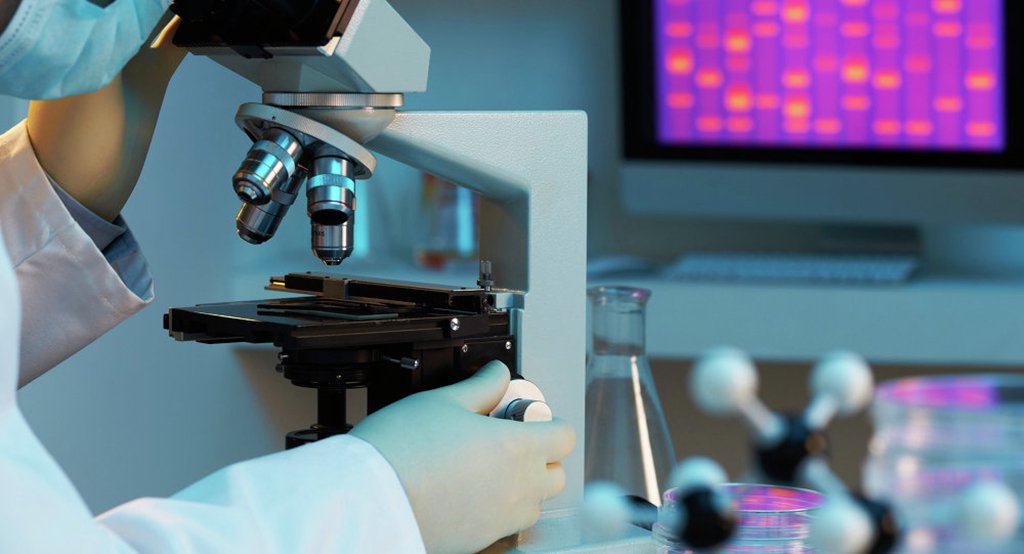 A China está desenvolvendo ativamente um método elaborado nos EUA – a modificação do DNA humano por meio da tecnologia Crispr-Cas9; em um hospital oncológico na cidade de Hangzhou os médicos estão tentando fazer o corpo de pacientes combater as células tumorais através de modificações do código genético do organismo; o vice-diretor do hospital, Wu Shixiu, afirmou que por enquanto os testes decorreram com êxito (Foto: Leonardo Lucena) A China está desenvolvendo ativamente um método elaborado nos EUA – a modificação do DNA humano por meio da tecnologia Crispr-Cas9; em um hospital oncológico na cidade de Hangzhou os médicos estão tentando fazer o corpo de pacientes combater as células tumorais através de modificações do código genético do organismo; o vice-diretor do hospital, Wu Shixiu, afirmou que por enquanto os testes decorreram com êxito