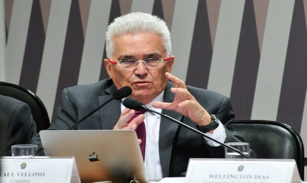 Um dos teóricos mais respeitados do País, o economista Raul Velloso afirmou hoje que, apesar da grave crise econômica nacional, com impacto gravíssimo sobre as finanças dos Estados, Goiás é destaque e modelo nacional na gestão das contas públicas; "O governador Marconi Perillo, em que pese todas as dificuldades que enfrenta e herdou, é uma exceção gritante da boa condução da política fiscal", disse Velloso; "Todo esse esforço, nós podemos ver, tem o objetivo de garantir o investimento"; o economista disse que Marconi avançou na área fiscal mesmo diante de adversidades, como a crescente despesa com aposentados e pensionistas, destacando que, ainda assim, ela se mantém abaixo da média nacional (Foto: José Barbacena) Um dos teóricos mais respeitados do País, o economista Raul Velloso afirmou hoje que, apesar da grave crise econômica nacional, com impacto gravíssimo sobre as finanças dos Estados, Goiás é destaque e modelo nacional na gestão das contas públicas; "O governador Marconi Perillo, em que pese todas as dificuldades que enfrenta e herdou, é uma exceção gritante da boa condução da política fiscal", disse Velloso; "Todo esse esforço, nós podemos ver, tem o objetivo de garantir o investimento"; o economista disse que Marconi avançou na área fiscal mesmo diante de adversidades, como a crescente despesa com aposentados e pensionistas, destacando que, ainda assim, ela se mantém abaixo da média nacional