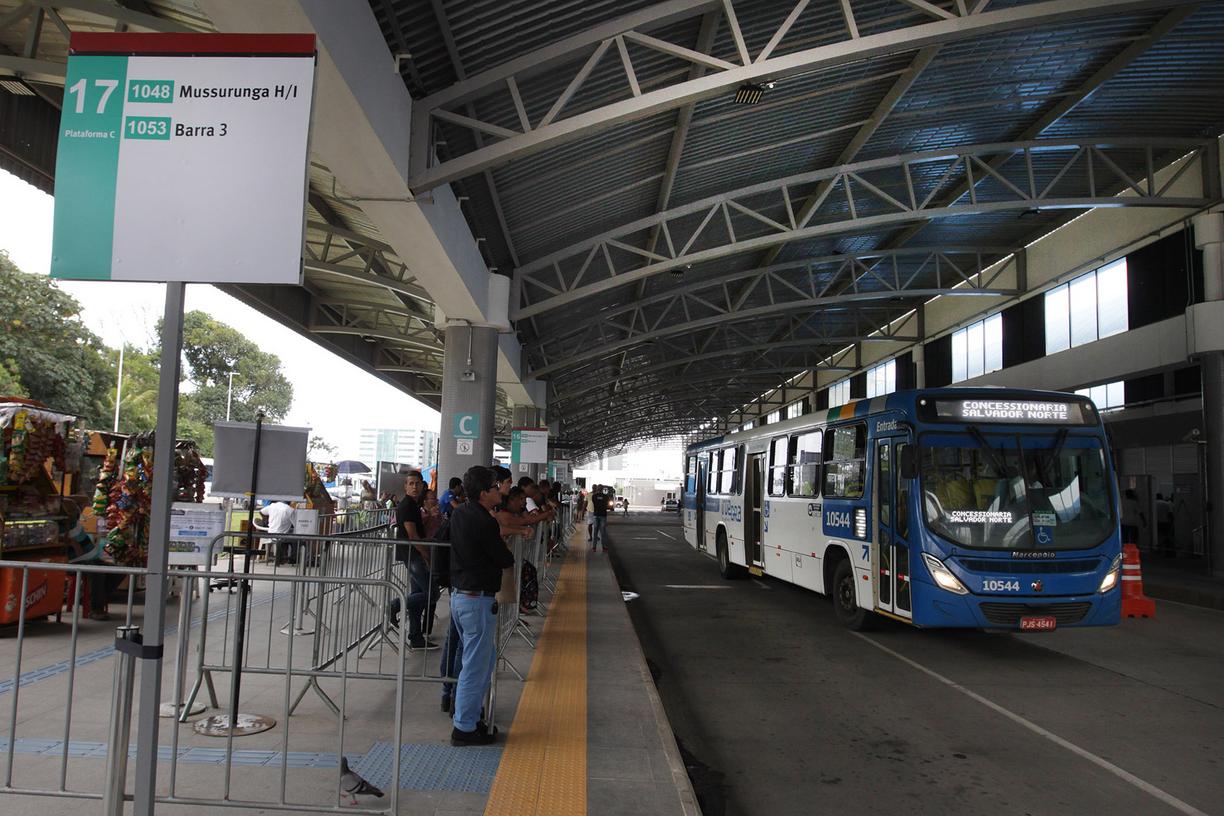 Com reajuste no valor das passagens de ônibus neste ano, Salvador e Juazeiro, no norte da Bahia, passam a ter as tarifas de transporte público urbano mais caras entre as maiores cidades do estado, com custo de R$ 3,70; em Juazeiro, a nova tarifa passou a valer a partir do último sábado (13); o valor anterior era R$ 3,50; na capital o reajuste foi de R$ 0,10 sobre R$ 3,60 cobrados até o dia 1º de janeiro (Foto: Romulo Faro) Com reajuste no valor das passagens de ônibus neste ano, Salvador e Juazeiro, no norte da Bahia, passam a ter as tarifas de transporte público urbano mais caras entre as maiores cidades do estado, com custo de R$ 3,70; em Juazeiro, a nova tarifa passou a valer a partir do último sábado (13); o valor anterior era R$ 3,50; na capital o reajuste foi de R$ 0,10 sobre R$ 3,60 cobrados até o dia 1º de janeiro