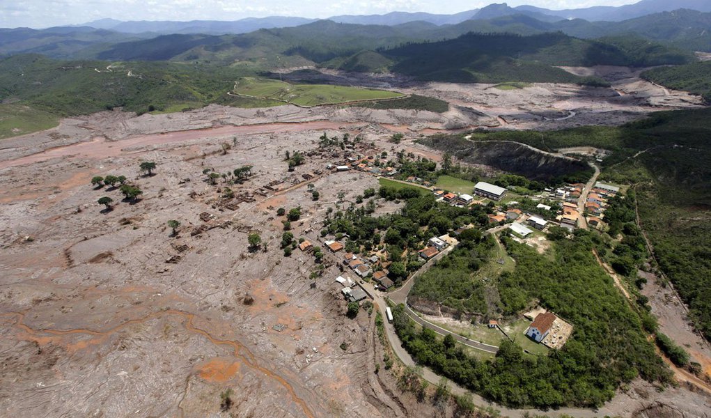 Foi publicada no Diário Oficial de Mariana (MG) a lei que cria a Zona de Urbanização Específica de Interesse Social que será utilizada para reassentar a comunidade de Bento Rodrigues, destruída após o rompimento da Barragem de Fundão, da mineradora Samarco, em novembro de 2015; chamada atualmente de Lavoura e localizada no distrito de Camargos, que também foi afetado pelo crime ambiental, a área deve receber 225 famílias desalojadas pela tragédia (Foto: Voney Malta) Foi publicada no Diário Oficial de Mariana (MG) a lei que cria a Zona de Urbanização Específica de Interesse Social que será utilizada para reassentar a comunidade de Bento Rodrigues, destruída após o rompimento da Barragem de Fundão, da mineradora Samarco, em novembro de 2015; chamada atualmente de Lavoura e localizada no distrito de Camargos, que também foi afetado pelo crime ambiental, a área deve receber 225 famílias desalojadas pela tragédia