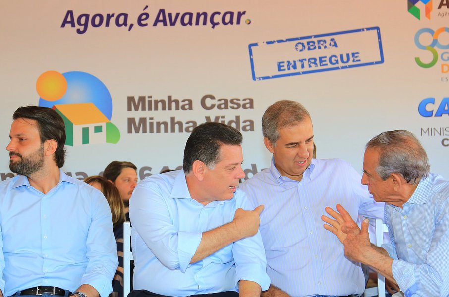 O vice-governador Zé Eliton anunciou na manhã deste domingo (25) que o Governo de Goiás vai colaborar para concluir as obras de construção da Avenida Leste Oeste, incluindo o trecho que liga Trindade a Senador Canedo; de acordo com Zé Eliton, durante seu governo serão investidos mais R$ 15 milhões, em parceria com a Prefeitura de Goiânia; o governador Marconi Perillo já tinha assegurado ao prefeito Iris Rezende R$ 35 milhões; no evento deste domingo, Eliton e o prefeito Iris Rezende demonstraram entrosamento (Foto: José Barbacena) O vice-governador Zé Eliton anunciou na manhã deste domingo (25) que o Governo de Goiás vai colaborar para concluir as obras de construção da Avenida Leste Oeste, incluindo o trecho que liga Trindade a Senador Canedo; de acordo com Zé Eliton, durante seu governo serão investidos mais R$ 15 milhões, em parceria com a Prefeitura de Goiânia; o governador Marconi Perillo já tinha assegurado ao prefeito Iris Rezende R$ 35 milhões; no evento deste domingo, Eliton e o prefeito Iris Rezende demonstraram entrosamento
