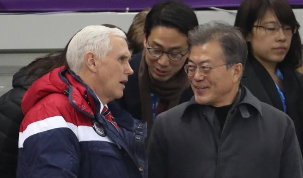 O vice-presidente norte-americano, Mike Pence, disse em entrevista a um jornal que seu país e a Coreia do Sul acertaram os termos de um engajamento diplomático maior com os norte-coreanos, primeiro com Seul e depois possivelmente com conversas diretas com Washington sem pré-condições (Foto: Aquiles Lins) O vice-presidente norte-americano, Mike Pence, disse em entrevista a um jornal que seu país e a Coreia do Sul acertaram os termos de um engajamento diplomático maior com os norte-coreanos, primeiro com Seul e depois possivelmente com conversas diretas com Washington sem pré-condições
