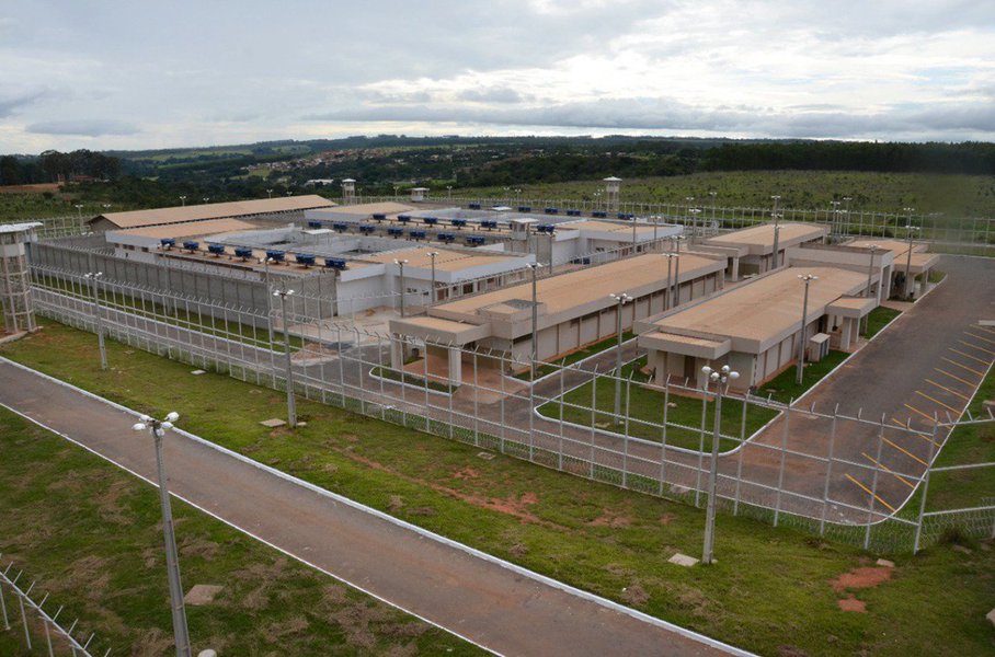 O governador Marconi Perillo e o vice Zé Eliton inauguraram nesta sexta-feira (16) o Presídio Estadual de Anápolis, investimento de R$ 19 milhões na obra física e mais R$ 6 milhões em equipamentos e manutenção, recursos do Goiás na Frente, programa que está movimentando o maior volume de obras da história do Estado; "Esse presídio estadual vai melhorar ainda mais a segurança do Sistema Prisional Goiano e, principalmente, do povo de Goiás", destacou Marconi (Foto: José Barbacena) O governador Marconi Perillo e o vice Zé Eliton inauguraram nesta sexta-feira (16) o Presídio Estadual de Anápolis, investimento de R$ 19 milhões na obra física e mais R$ 6 milhões em equipamentos e manutenção, recursos do Goiás na Frente, programa que está movimentando o maior volume de obras da história do Estado; "Esse presídio estadual vai melhorar ainda mais a segurança do Sistema Prisional Goiano e, principalmente, do povo de Goiás", destacou Marconi