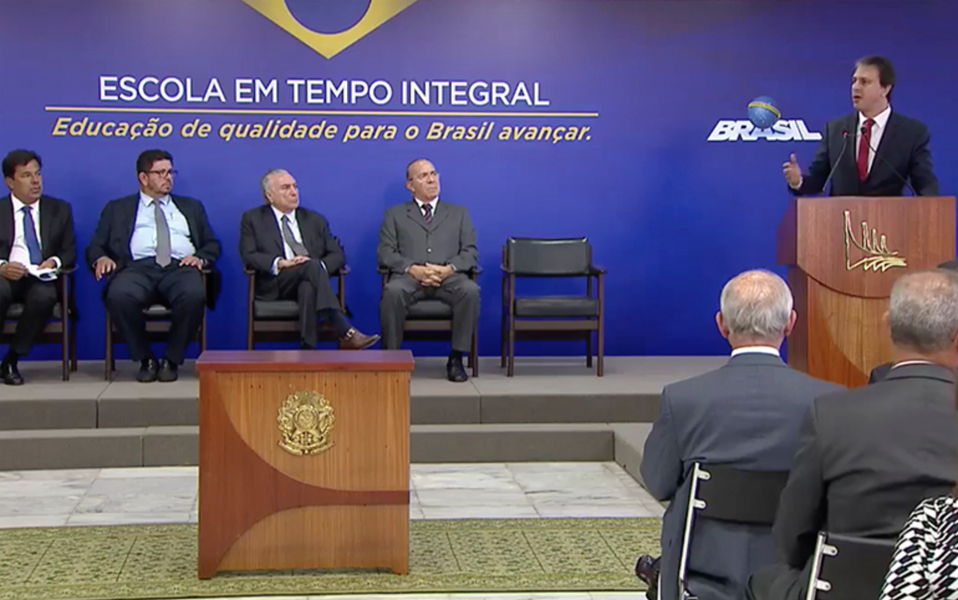 O Ceará vai receber R$ 40 milhões para a construção de novas escolas de tempo integral. Nesta quarta-feira (17), o governador Camilo Santana (PT) participou da solenidade de liberação de verbas, em Brasília, onde o Estado foi destaque pelos avanços na educação nos últimos 10 anos. De acordo com o gestor, o Governo do Ceará criará mais 40 novas escolas ao longo de 2018. “Vamos passar para quase 33% da rede de Ensino Médio do Estado em escolas em tempo integral. Nossa meta é superar os 50% a curto prazo”, disse Camilo (Foto: Rodrigo Rocha) O Ceará vai receber R$ 40 milhões para a construção de novas escolas de tempo integral. Nesta quarta-feira (17), o governador Camilo Santana (PT) participou da solenidade de liberação de verbas, em Brasília, onde o Estado foi destaque pelos avanços na educação nos últimos 10 anos. De acordo com o gestor, o Governo do Ceará criará mais 40 novas escolas ao longo de 2018. “Vamos passar para quase 33% da rede de Ensino Médio do Estado em escolas em tempo integral. Nossa meta é superar os 50% a curto prazo”, disse Camilo