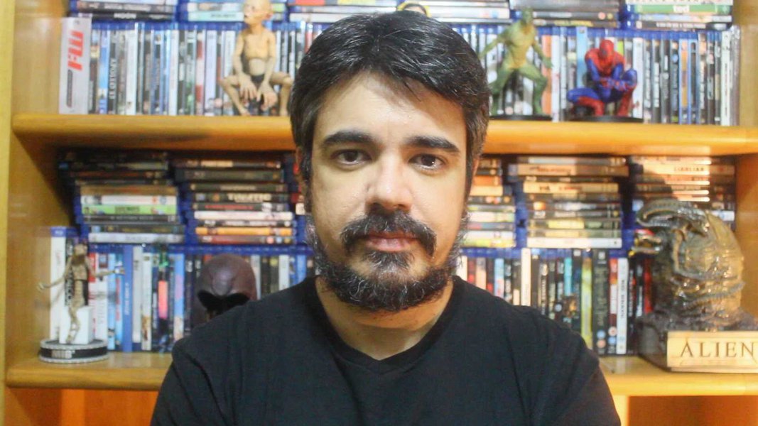 Crítico de cinema sofre de depressão, postou uma mensagem alertando sobre os perigos da doença e recebeu um comentário abusivo e violento; "achei que não houvesse qualquer dúvida quanto à natureza abusiva de alguém que envia mensagem a um depressivo em crise manifestando torcida para que a depressão o leve a se matar. Achei que fosse humanidade básica. Aparentemente, não para o Twitter”, escreveu Vilaça em seu Facebook (Foto: Charles Nisz) Crítico de cinema sofre de depressão, postou uma mensagem alertando sobre os perigos da doença e recebeu um comentário abusivo e violento; "achei que não houvesse qualquer dúvida quanto à natureza abusiva de alguém que envia mensagem a um depressivo em crise manifestando torcida para que a depressão o leve a se matar. Achei que fosse humanidade básica. Aparentemente, não para o Twitter”, escreveu Vilaça em seu Facebook