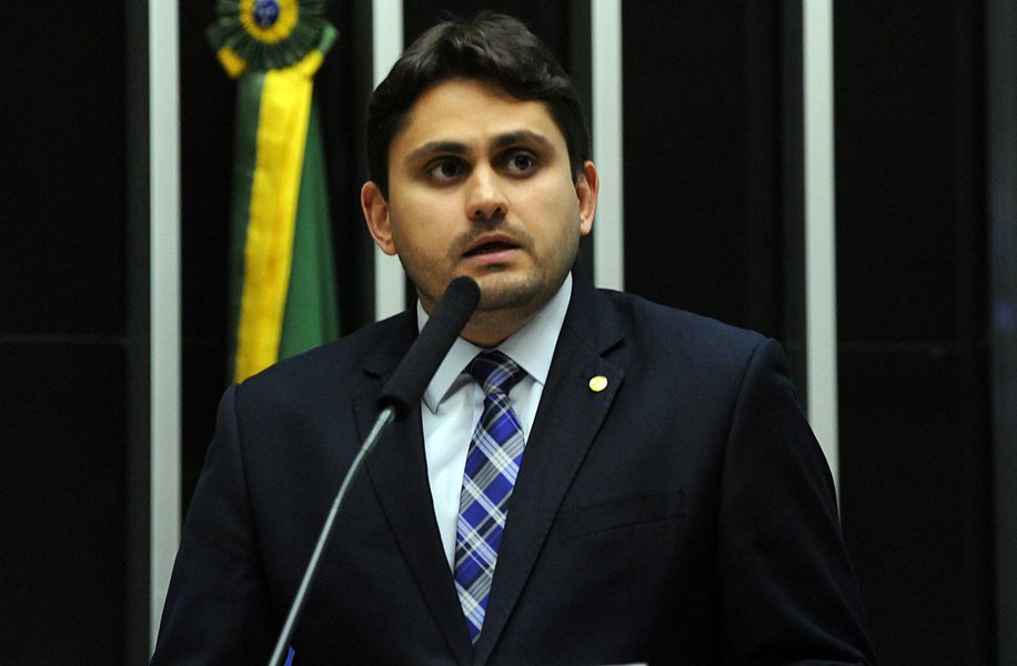 O presidente estadual do partido Democrata, deputado federal Juscelino Filho, tratou de jogar um balde de água fria nas pretensões do grupo Sarney em contar com a legenda do DEM em seu palanque nas eleições de outubro próximo; “Nós consolidamos hoje uma aliança que já vem se desenhando há algum tempo, a gente vem sempre participando de ações que o governador em feito em todo o Estado e também contribuindo com nosso mandato ajudando o governo na área de saúde e educação e vamos participar do governo de alguma forma com a indicações”, observou Juscelino Filho (Foto: Leonardo Lucena) O presidente estadual do partido Democrata, deputado federal Juscelino Filho, tratou de jogar um balde de água fria nas pretensões do grupo Sarney em contar com a legenda do DEM em seu palanque nas eleições de outubro próximo; “Nós consolidamos hoje uma aliança que já vem se desenhando há algum tempo, a gente vem sempre participando de ações que o governador em feito em todo o Estado e também contribuindo com nosso mandato ajudando o governo na área de saúde e educação e vamos participar do governo de alguma forma com a indicações”, observou Juscelino Filho