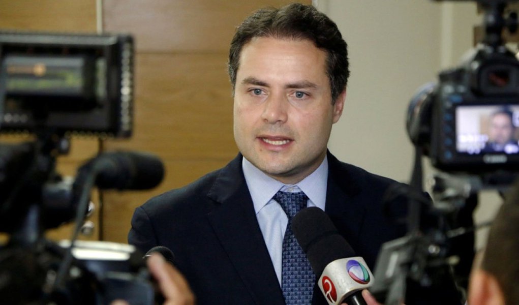 O governador Renan filho (PMDB) afirmou que Alagoas, apesar da crise que tomou conta do Brasil, chega a seu terceiro ano de forma muito firme e com um orgulho que poucos estados brasileiros podem ter: o das finanças em ordem; ele disse que o Estado fez o dever de casa no que diz respeito ao ajuste fiscal, economia e investimentos e que há a confiança de que quando o Brasil sair da crise “vai encontrar Alagoas muito mais preparada do que no passado” (Foto: Voney Malta) O governador Renan filho (PMDB) afirmou que Alagoas, apesar da crise que tomou conta do Brasil, chega a seu terceiro ano de forma muito firme e com um orgulho que poucos estados brasileiros podem ter: o das finanças em ordem; ele disse que o Estado fez o dever de casa no que diz respeito ao ajuste fiscal, economia e investimentos e que há a confiança de que quando o Brasil sair da crise “vai encontrar Alagoas muito mais preparada do que no passado”