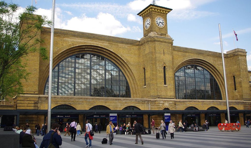 Polícia britânica isolou ruas no entorno da estação ferroviária de Kings Cross, em Londres, devido a relatos de um pacote suspeito encontrado no local; algumas ruas foram fechadas perto da estação, e a polícia está atuando na região (Foto: Paulo Emílio) Polícia britânica isolou ruas no entorno da estação ferroviária de Kings Cross, em Londres, devido a relatos de um pacote suspeito encontrado no local; algumas ruas foram fechadas perto da estação, e a polícia está atuando na região