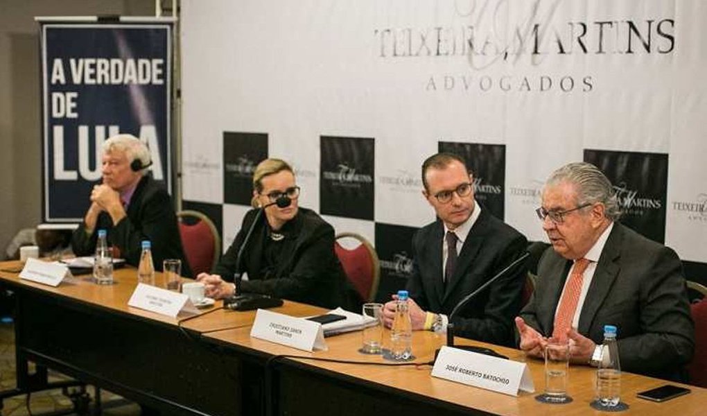 Advogados do ex-presidente Lula foram representados na OAB/RS, acusados de propaganda indevida; em uma coletiva de imprensa em Porto Alegre, era possível ver uma estampa (conhecido como backdrop) com o nome do escritório ao fundo; "Desde que o mundo é mundo, sempre que procuradores estão diante dos holofotes, vemos, não só um, mas vários banners do MPF atrás de si, um do ladinho do outro. Agora resta esperar também a representação contra os procuradores por terem exposto o nome do MPF atrás da bancada, em uma entrevista", escreve Manoel Ramires (Foto: Aquiles Lins) Advogados do ex-presidente Lula foram representados na OAB/RS, acusados de propaganda indevida; em uma coletiva de imprensa em Porto Alegre, era possível ver uma estampa (conhecido como backdrop) com o nome do escritório ao fundo; "Desde que o mundo é mundo, sempre que procuradores estão diante dos holofotes, vemos, não só um, mas vários banners do MPF atrás de si, um do ladinho do outro. Agora resta esperar também a representação contra os procuradores por terem exposto o nome do MPF atrás da bancada, em uma entrevista", escreve Manoel Ramires