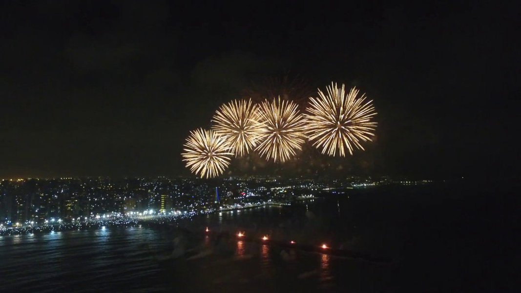 Com uma previsão de receber mas de 600 mil turistas e ter uma ocupação recorde na rede de hotelaria e meios de hospedagem, Fortaleza se prepara para mais uma virada de ano. Governo do Estado e Prefeitura farão operações especiais, com reforço nas áreas de segurança, mobilidade e saúde; este ano, o tradicional show pirotécnico do aterro da Praia de Iracema, deverá ter 18 minutos; a expectativa é que mais de 1,3 milhão de pessoas participarão do Réveillon 2018, que terá atracões nacionais e locais se revezando no palco; a Prefeitura de Fortaleza cadastrou 600 ambulantes que irão comercializar comidas e bebidas durante o evento (Foto: Fatima 247) Com uma previsão de receber mas de 600 mil turistas e ter uma ocupação recorde na rede de hotelaria e meios de hospedagem, Fortaleza se prepara para mais uma virada de ano. Governo do Estado e Prefeitura farão operações especiais, com reforço nas áreas de segurança, mobilidade e saúde; este ano, o tradicional show pirotécnico do aterro da Praia de Iracema, deverá ter 18 minutos; a expectativa é que mais de 1,3 milhão de pessoas participarão do Réveillon 2018, que terá atracões nacionais e locais se revezando no palco; a Prefeitura de Fortaleza cadastrou 600 ambulantes que irão comercializar comidas e bebidas durante o evento