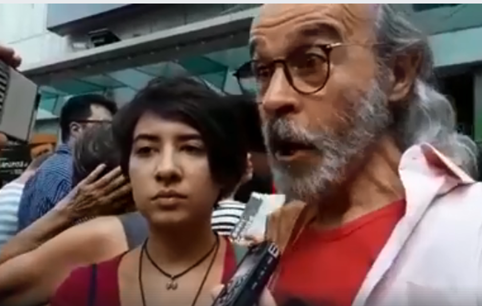 Uma mulher chamou Lula de ladrão na porta do teatro Oi Casagrande, no Leblon, zona sul do Rio; o ator Osmar Prado, que estava no local dando uma entrevista, pediu para ela a prova e ela ficou sem ter o que dizer; confira o vídeo da conversa (Foto: Charles Nisz) Uma mulher chamou Lula de ladrão na porta do teatro Oi Casagrande, no Leblon, zona sul do Rio; o ator Osmar Prado, que estava no local dando uma entrevista, pediu para ela a prova e ela ficou sem ter o que dizer; confira o vídeo da conversa