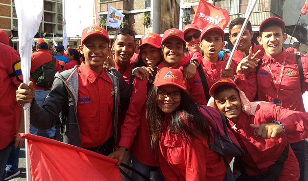 Uma multidão saiu às ruas de Caracas, capital venezuelana, para homenagear o ex-presidente Hugo Chávez e defender o governo atual, de Nicolás Maduro; o ato público aconteceu há exatos 26 anos do dia 4 de fevereiro de 1992, quando Chávez comandou uma rebelião de militares e pela primeira vez tentou chegar ao poder na Venezuela; para o ativista político Luig Lobig, que esteve presente na marcha deste ano, o então comandante Hugo Chávez inaugurou em 1992 uma nova era (Foto: Leonardo Lucena) Uma multidão saiu às ruas de Caracas, capital venezuelana, para homenagear o ex-presidente Hugo Chávez e defender o governo atual, de Nicolás Maduro; o ato público aconteceu há exatos 26 anos do dia 4 de fevereiro de 1992, quando Chávez comandou uma rebelião de militares e pela primeira vez tentou chegar ao poder na Venezuela; para o ativista político Luig Lobig, que esteve presente na marcha deste ano, o então comandante Hugo Chávez inaugurou em 1992 uma nova era