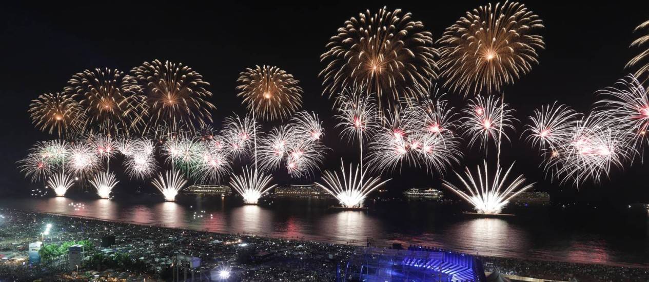 Com 17 minutos de queima de fogos, turistas e cariocas festejaram a virada do ano na Praia de Copacabana, zona sul do Rio de Janeiro; de acordo com balanço divulgado pela prefeitura, 2,4 milhões de pessoas lotaram a orla, contra a estimativa inicial de 3 milhões de pessoas (Foto: Charles Nisz) Com 17 minutos de queima de fogos, turistas e cariocas festejaram a virada do ano na Praia de Copacabana, zona sul do Rio de Janeiro; de acordo com balanço divulgado pela prefeitura, 2,4 milhões de pessoas lotaram a orla, contra a estimativa inicial de 3 milhões de pessoas