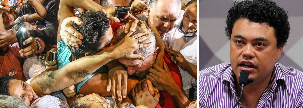 Jornalista Leonardo Sakamoto destaca que a condenação do ex-presidente Lula o coloca "no colo da Lei da Ficha Limpa, o que pode barrar sua candidatura à Presidência",;mas, ressalta Sakamoto, "enquanto algum recurso de Lula ainda estiver tramitando, ele estará apto a concorrer"; "Em 15 de agosto, o PT registra sua candidatura. "Ele pode estar preso e condenado, não importa, o protocolo tem que aceitar o registro" e a propaganda tem o objetivo de transformar o mártir ou transformá-lo em uma ideia que será exaustivamente utilizada por seu partido político no processo eleitoral", avalia (Foto: Paulo Emílio) Jornalista Leonardo Sakamoto destaca que a condenação do ex-presidente Lula o coloca "no colo da Lei da Ficha Limpa, o que pode barrar sua candidatura à Presidência",;mas, ressalta Sakamoto, "enquanto algum recurso de Lula ainda estiver tramitando, ele estará apto a concorrer"; "Em 15 de agosto, o PT registra sua candidatura. "Ele pode estar preso e condenado, não importa, o protocolo tem que aceitar o registro" e a propaganda tem o objetivo de transformar o mártir ou transformá-lo em uma ideia que será exaustivamente utilizada por seu partido político no processo eleitoral", avalia