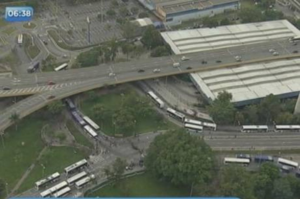 Na manhã desta segunda-feira (19), motoristas e cobradores de ônibus de cidades da região metropolitana de São Paulo paralisaram as atividades em protestos contra a reforma da Previdência; segundo informações do telejornal Bom Dia São Paulo, o transporte público está paralisado nas cidades de Guarulhos, Santo André e Sorocaba (Foto: Charles Nisz) Na manhã desta segunda-feira (19), motoristas e cobradores de ônibus de cidades da região metropolitana de São Paulo paralisaram as atividades em protestos contra a reforma da Previdência; segundo informações do telejornal Bom Dia São Paulo, o transporte público está paralisado nas cidades de Guarulhos, Santo André e Sorocaba