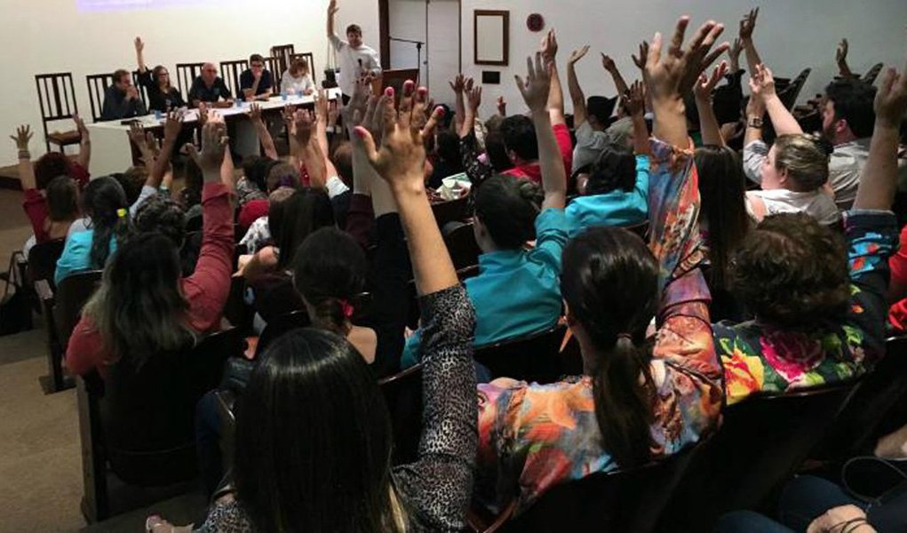 Médicos do atendimento ambulatorial do sistema público do Recife estão em greve por tempo indeterminado e apenas os atendimentos de urgência, emergência e nas maternidades serão mantidos; também estão suspensos os serviços relacionados ao Programa Saúde da Família, que são executados por 251 equipes, distribuídas em seis zonas administrativas; categoria alega a falta de medicamentos e insumos básicos, além do descuido da gestão municipal com a estrutura física e a segurança das unidade; médicos também pleiteiam reajuste salarial (Foto: Paulo Emílio) Médicos do atendimento ambulatorial do sistema público do Recife estão em greve por tempo indeterminado e apenas os atendimentos de urgência, emergência e nas maternidades serão mantidos; também estão suspensos os serviços relacionados ao Programa Saúde da Família, que são executados por 251 equipes, distribuídas em seis zonas administrativas; categoria alega a falta de medicamentos e insumos básicos, além do descuido da gestão municipal com a estrutura física e a segurança das unidade; médicos também pleiteiam reajuste salarial