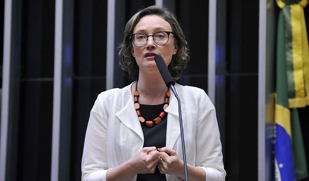 A crescente onda de violência que atinge as cidades brasileiras fez como vítima a deputada federal e ex-ministra da Secretaria de Direitos Humanos da Presidência da República, Maria do Rosário (PT-RS); ela foi abordada por três homens quando chegava em sua casa, em Porto Alegre; além de pertences pessoais, os assaltantes levaram o veículo; a parlamentar estava acompanhada do marido e fez o boletim de ocorrência (Foto: Voney Malta) A crescente onda de violência que atinge as cidades brasileiras fez como vítima a deputada federal e ex-ministra da Secretaria de Direitos Humanos da Presidência da República, Maria do Rosário (PT-RS); ela foi abordada por três homens quando chegava em sua casa, em Porto Alegre; além de pertences pessoais, os assaltantes levaram o veículo; a parlamentar estava acompanhada do marido e fez o boletim de ocorrência