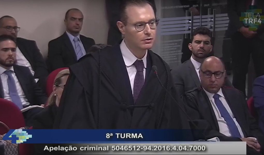 Em sua fala, advogado Cristiano Zanin lembrou que o próprio juiz Sergio Moro afirmou jamais relacionou o caso Lula a contratos da Petrobras – objeto da acusação; Zanin diz que o juízo jamais afirmou na sentença que os valores nos contratos da Petrobras foram utilizados para pagar vantagens indevidas ao ex-presidente. Por isso, a competência jamais poderia ter existido. "Buscou-se de uma afirmação, sem qualquer respaldo", diz; acompanhe ao vivo (Foto: Aquiles Lins) Em sua fala, advogado Cristiano Zanin lembrou que o próprio juiz Sergio Moro afirmou jamais relacionou o caso Lula a contratos da Petrobras – objeto da acusação; Zanin diz que o juízo jamais afirmou na sentença que os valores nos contratos da Petrobras foram utilizados para pagar vantagens indevidas ao ex-presidente. Por isso, a competência jamais poderia ter existido. "Buscou-se de uma afirmação, sem qualquer respaldo", diz; acompanhe ao vivo