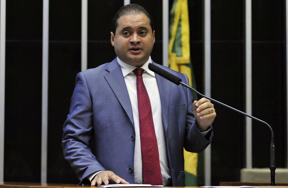 O deputado Weverton Rocha (PDT-MA) ajuizou no STF, uma Ação Direta de Inconstitucionalidade (ADI) contra a medida provisória que permite a privatização da Eletrobras; a ADI 884, assinada também pelo deputado André Figueiredo (CE) e o presidente da legenda Carlos Lupi, argumenta que a MP altera e regulamenta leis ordinárias que “estruturam o setor elétrico nacional em campo que é justamente vedado à atividade regulatória da Medida Provisória”; “É uma tentativa de atropelar a vontade do povo em benefício de alguns poucos investidores que não vamos aceitar”, declarou Weverton (Foto: Leonardo Lucena) O deputado Weverton Rocha (PDT-MA) ajuizou no STF, uma Ação Direta de Inconstitucionalidade (ADI) contra a medida provisória que permite a privatização da Eletrobras; a ADI 884, assinada também pelo deputado André Figueiredo (CE) e o presidente da legenda Carlos Lupi, argumenta que a MP altera e regulamenta leis ordinárias que “estruturam o setor elétrico nacional em campo que é justamente vedado à atividade regulatória da Medida Provisória”; “É uma tentativa de atropelar a vontade do povo em benefício de alguns poucos investidores que não vamos aceitar”, declarou Weverton