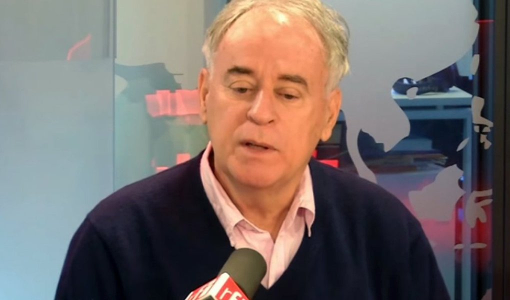 O escritor e professor de literatura brasileira da UFRJ, Godofredo de Oliveira Neto, está na Europa para divulgar seu romance "O Bruxo do Contestado". Em entrevista à RFI, ele lembra a importância dessa revolta messiânica do sul do país, ocorrida no início do século 20, que ainda ajuda a entender o Brasil de hoje; "O momento atual me lembra momentos sombrios da história brasileira", compara o escritor (Foto: Aquiles Lins) O escritor e professor de literatura brasileira da UFRJ, Godofredo de Oliveira Neto, está na Europa para divulgar seu romance "O Bruxo do Contestado". Em entrevista à RFI, ele lembra a importância dessa revolta messiânica do sul do país, ocorrida no início do século 20, que ainda ajuda a entender o Brasil de hoje; "O momento atual me lembra momentos sombrios da história brasileira", compara o escritor